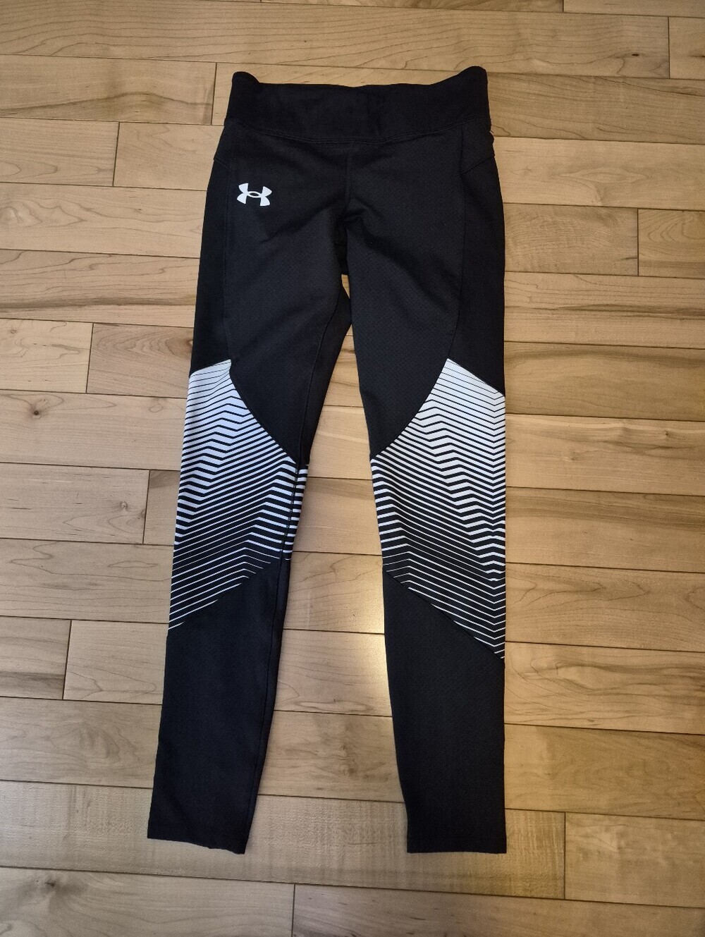 Like new Under Armour women's size small cropper/ankle leggings